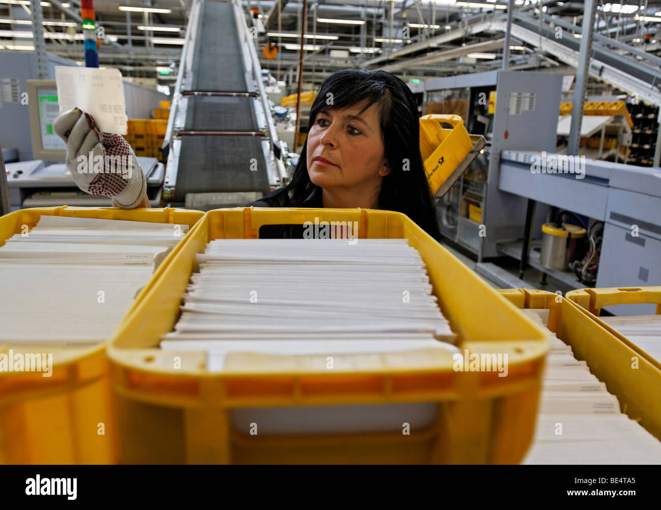 Nada Jumic arbeitet in der Mail sortieren Zentrum des Post-Regionalbüros in Waiblingen, Baden-Württemberg, Deutschland, Europa Stockfoto