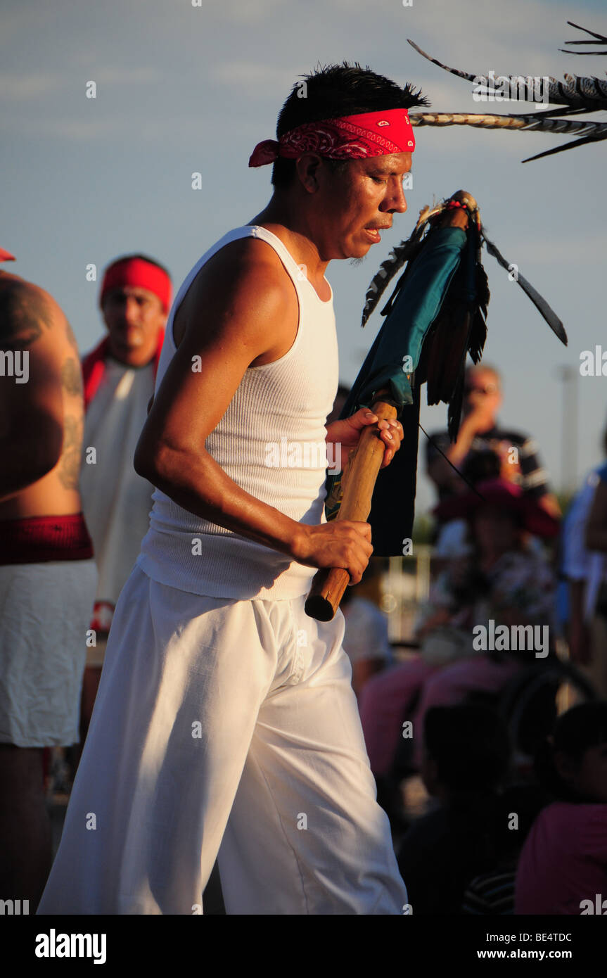 Danza Indigena--führt Proyecto Cass am Dia De San Juan Fiesta an der Santa Cruz River Park, Tucson, Arizona, USA. Stockfoto