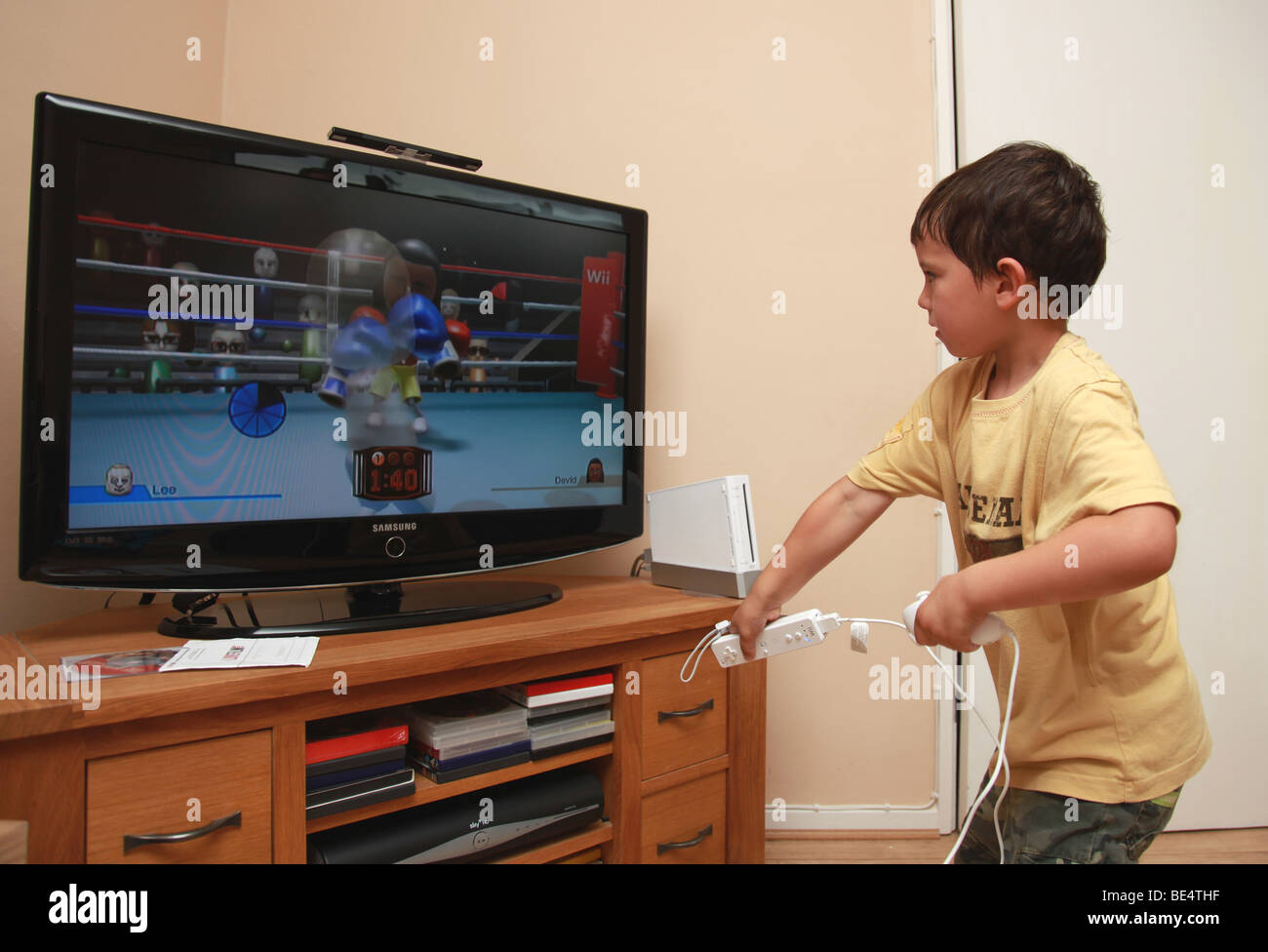 3 Jahre alter Junge Boxen auf der Nintendo Wii spielen Stockfotografie -  Alamy