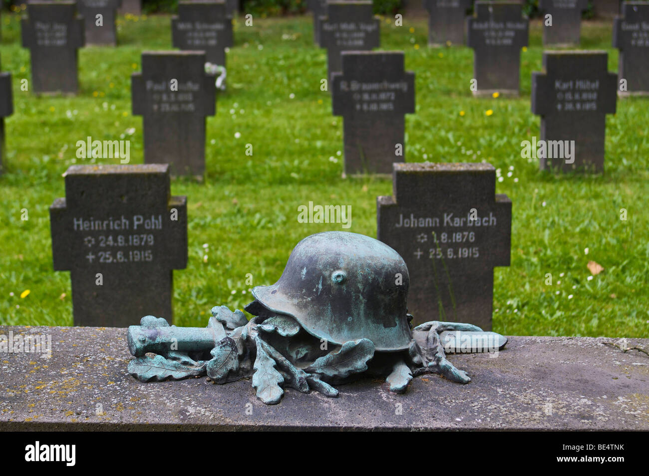 Stahlhelm, Schwert und Eichenlaub, Kriegerdenkmal und Soldatenfriedhof aus dem ersten Weltkrieg in Bad Godesberg, Bonn, Nordrhein-W Stockfoto