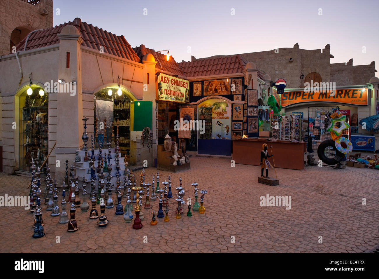 Souvenir-Shop, Wasserpfeifen, Shishas, beleuchtet, Abend, Yussuf Afifi Road, Hurghada, Ägypten, Rotes Meer, Afrika Stockfoto