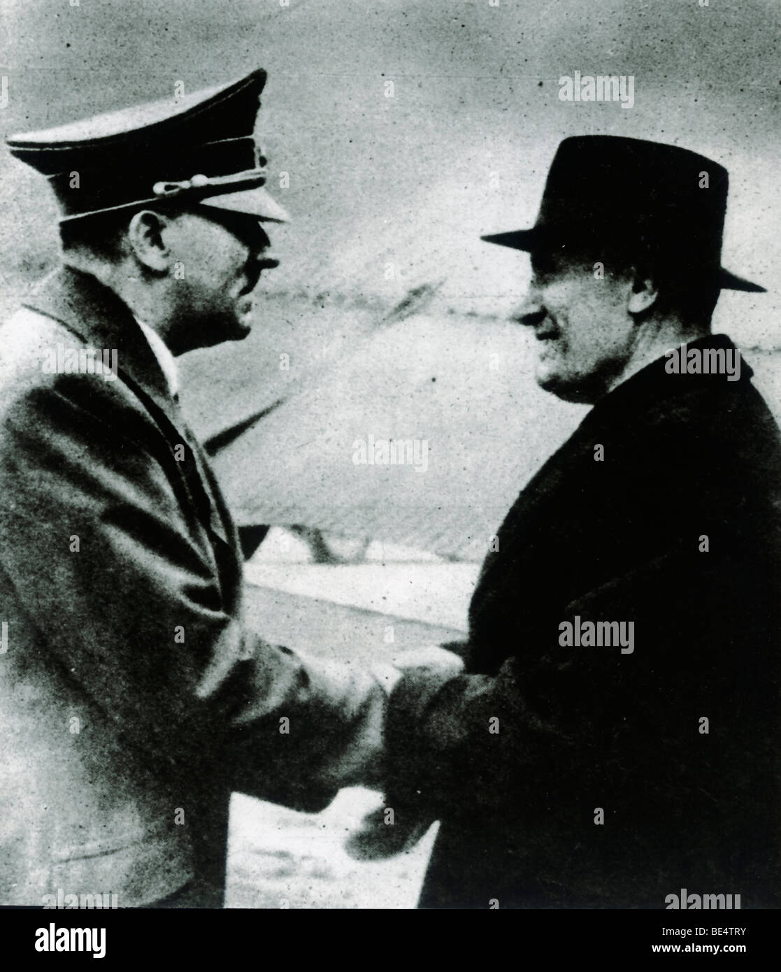 Adolf Hitler und Benito Mussolini 1943 nach seiner Flucht vor den Alliierten Truppen, historisches Foto ca. 1943 Stockfoto