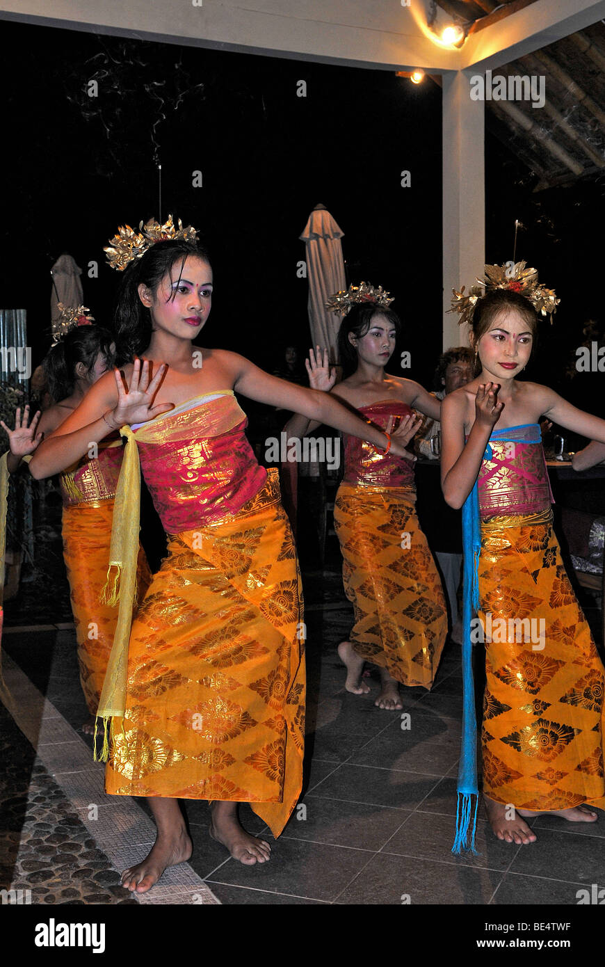 Balinesische Mädchen tanzen während Abendessen, Amed, Bali, Indonesien, Südostasien Stockfoto