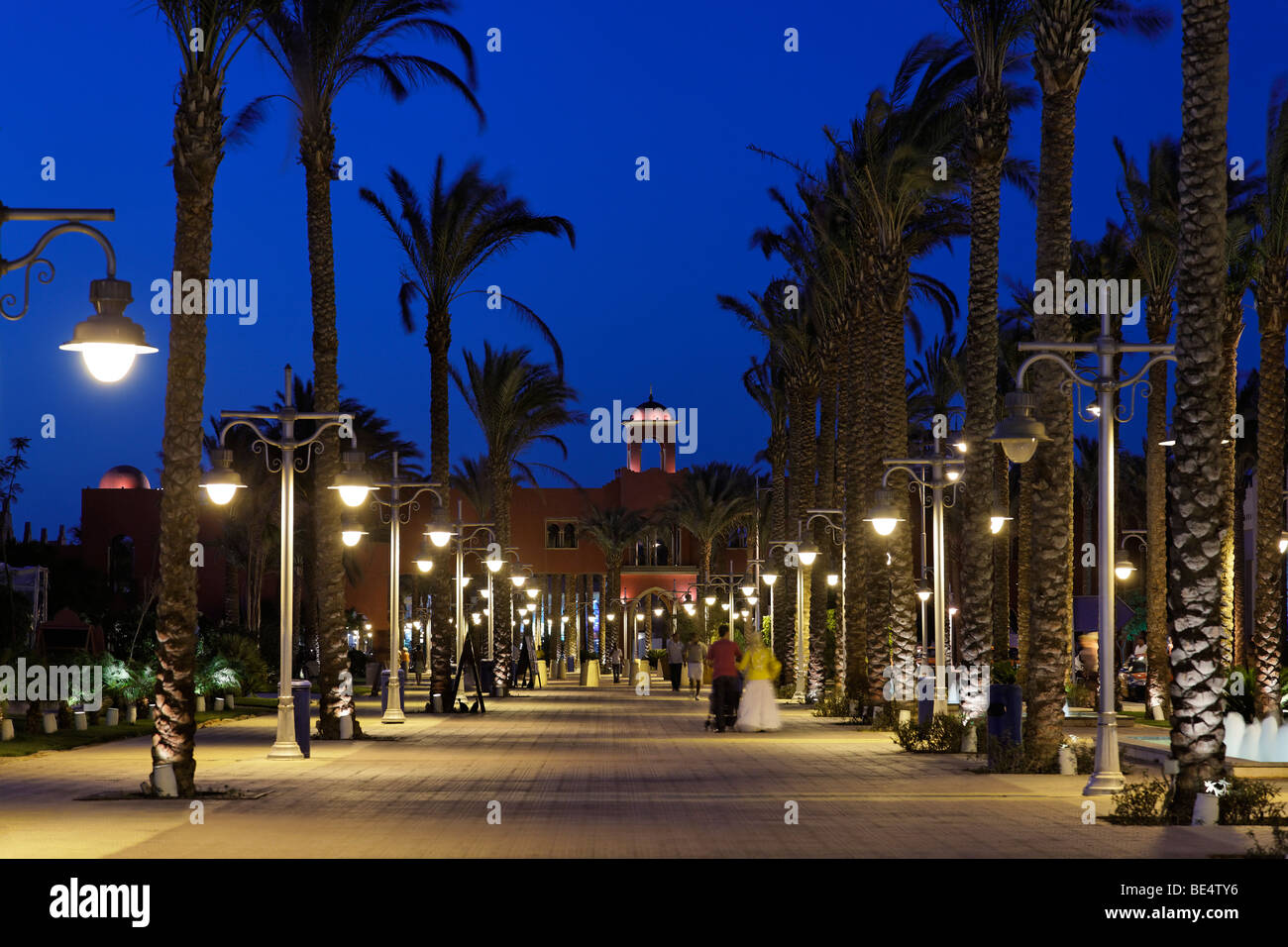 Flaniermeile für Einkaufs- und Flaniermeile, Dattelpalmen, Abend, beleuchtete Straße Lampen, Yussuf Afifi Road, Hurghada, Motorradfahrt Stockfoto