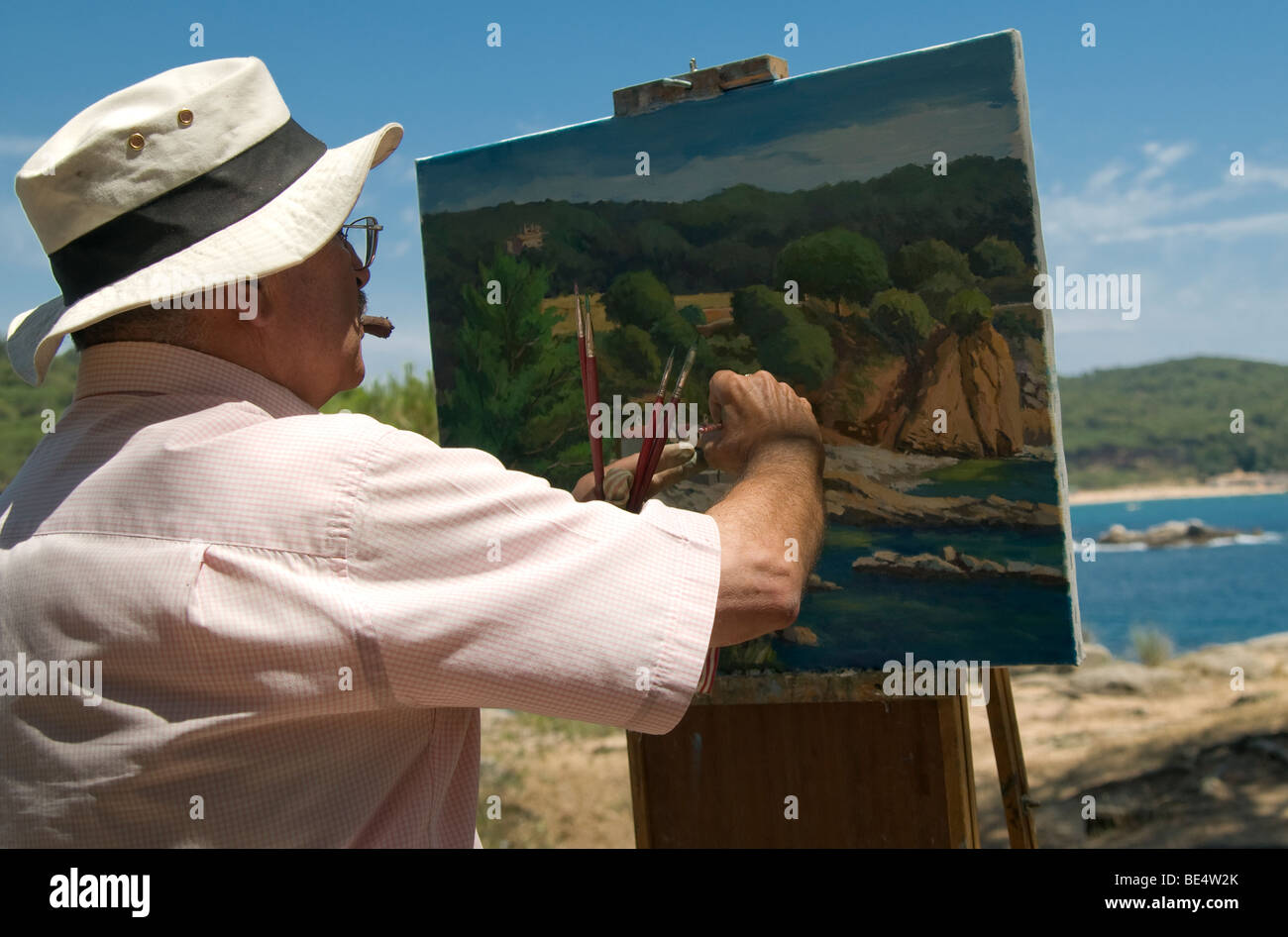 Künstler malen die Küste von Palamos, Girona, Spanien. Stockfoto