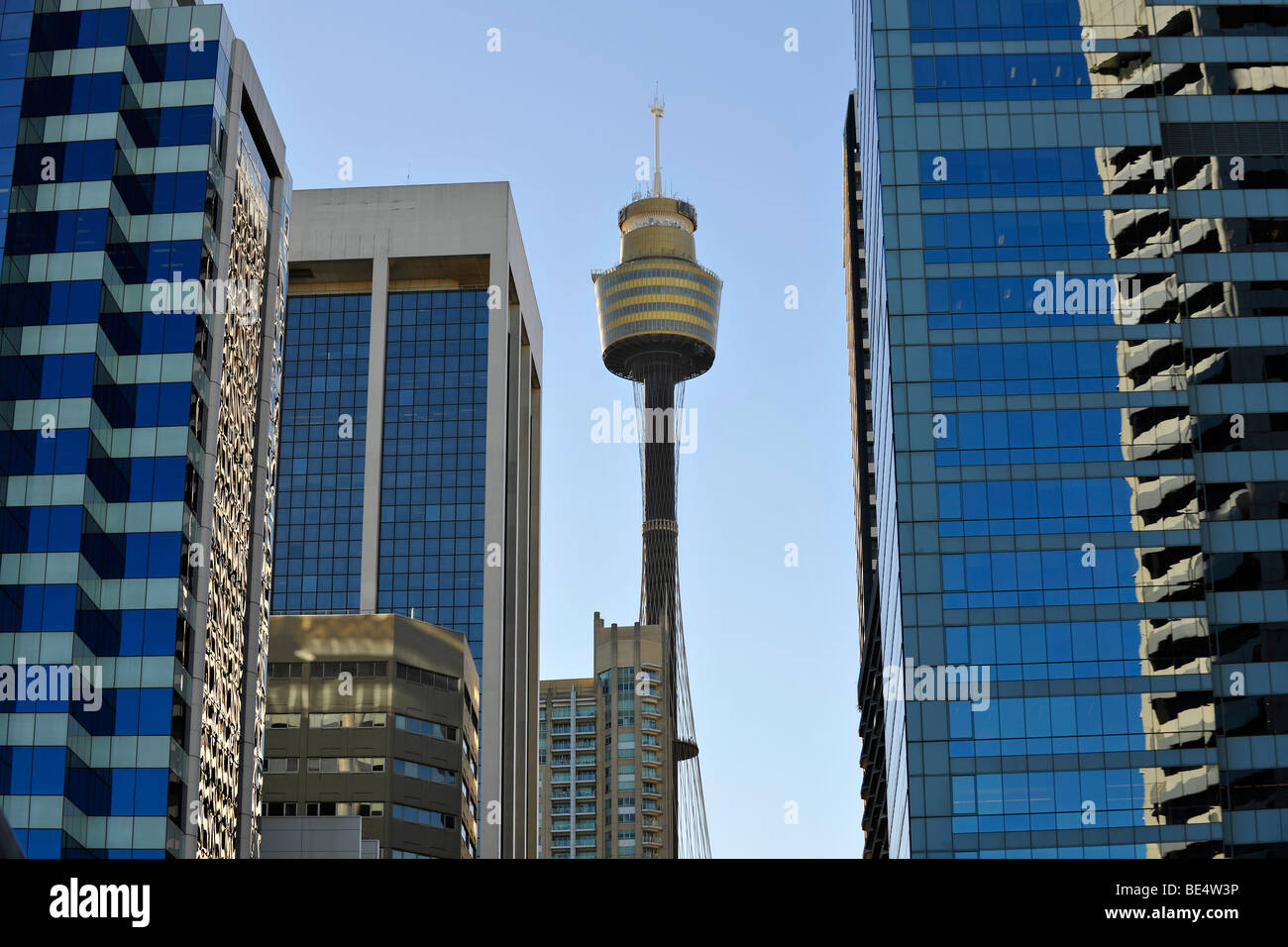 Blick vom Pyrmont Bridge in Richtung Sydney Tower oder Centrepoint Tower Hochhäuser im Central Business District, Sydne Stockfoto