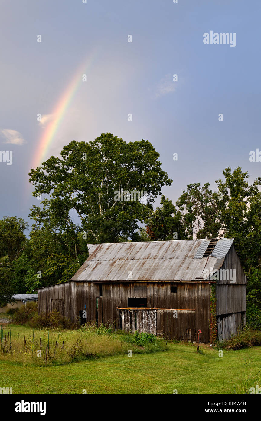 Regenbogen über alte Scheune in Floyd County, Indiana Stockfoto