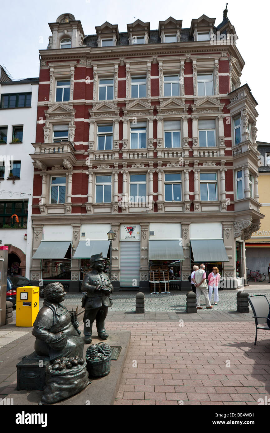 Maatfrau und wir Skulpturen, hergestellt aus Bronze, Muenzstrasse Street, Koblenz, Rheinland-Pfalz, Deutschland, Europa Stockfoto