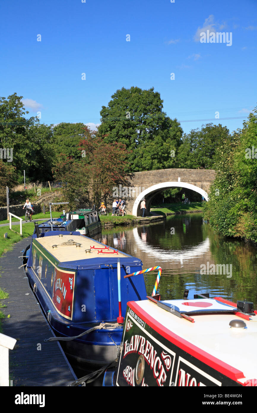 Schmale Boote am Leeds und Liverpool Canal an Greenberfield, Barnoldswick, Lancashire, England, Großbritannien. Stockfoto