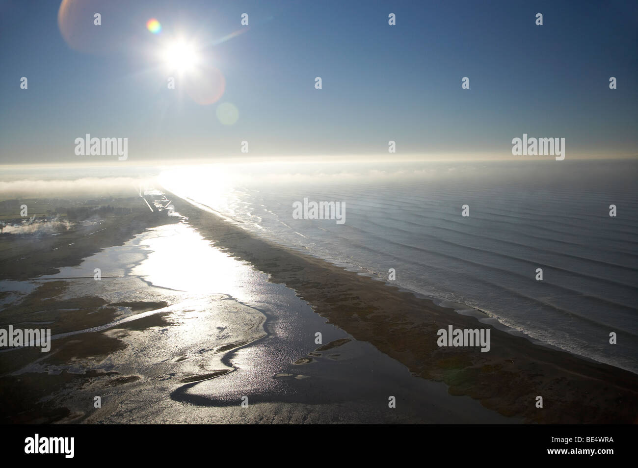 Sonne über Washdyke Lagune und Pazifischen Ozean, Timaru, South Canterbury, Südinsel, Neuseeland - Antenne Stockfoto