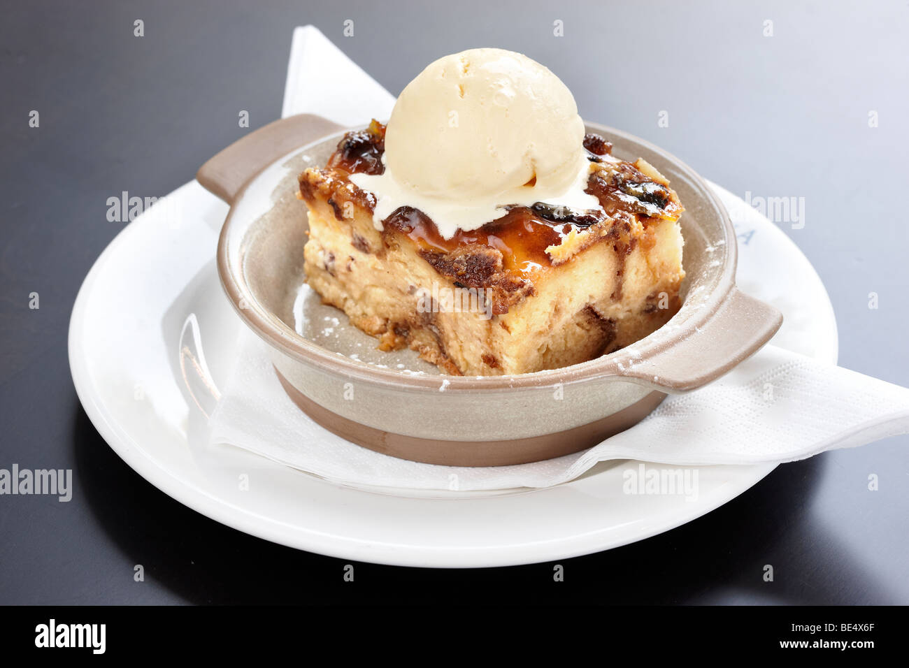 Brot und Butter Pudding mit Eis Stockfoto