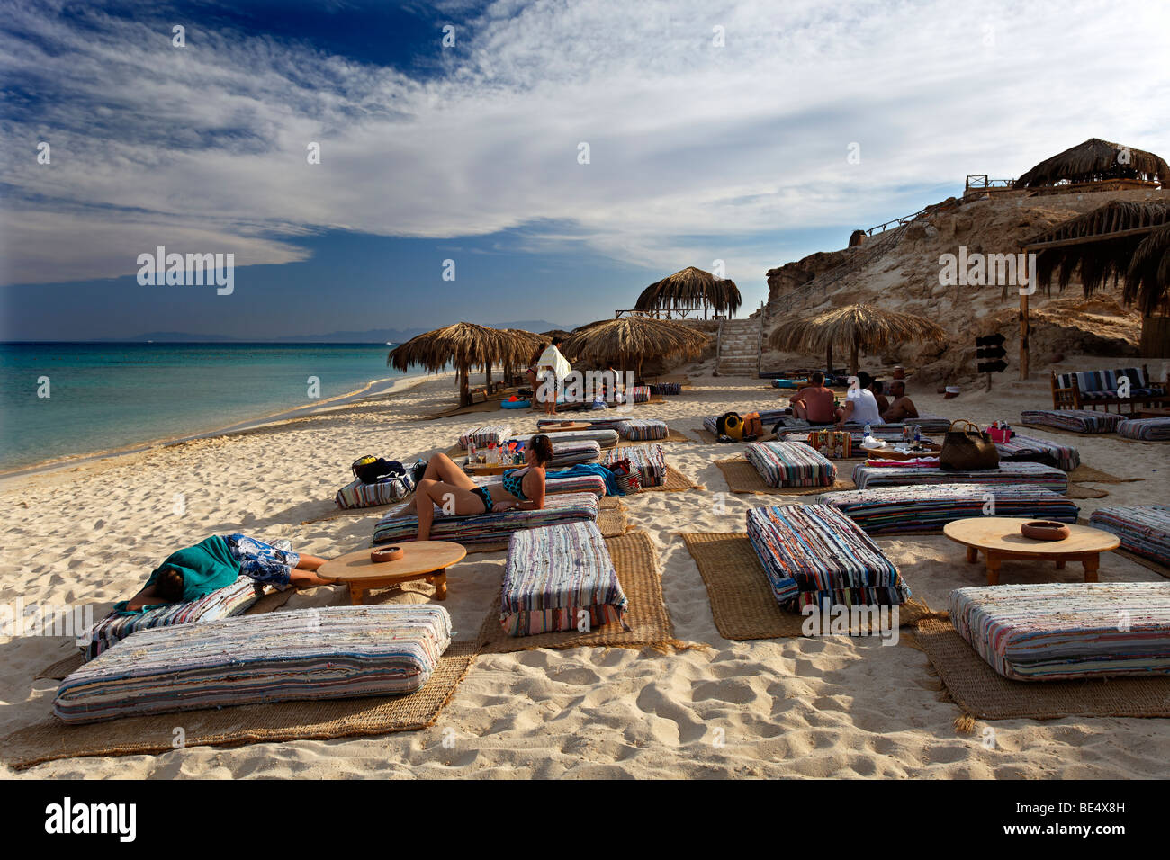 Menschen am Strand auf Kissen sitzen, Strand, Sonnenschirme, Lagune, Schwimmer, Menschen, Strand Mahmya beach, Giftun Insel, Hurghada, Ägypten Stockfoto