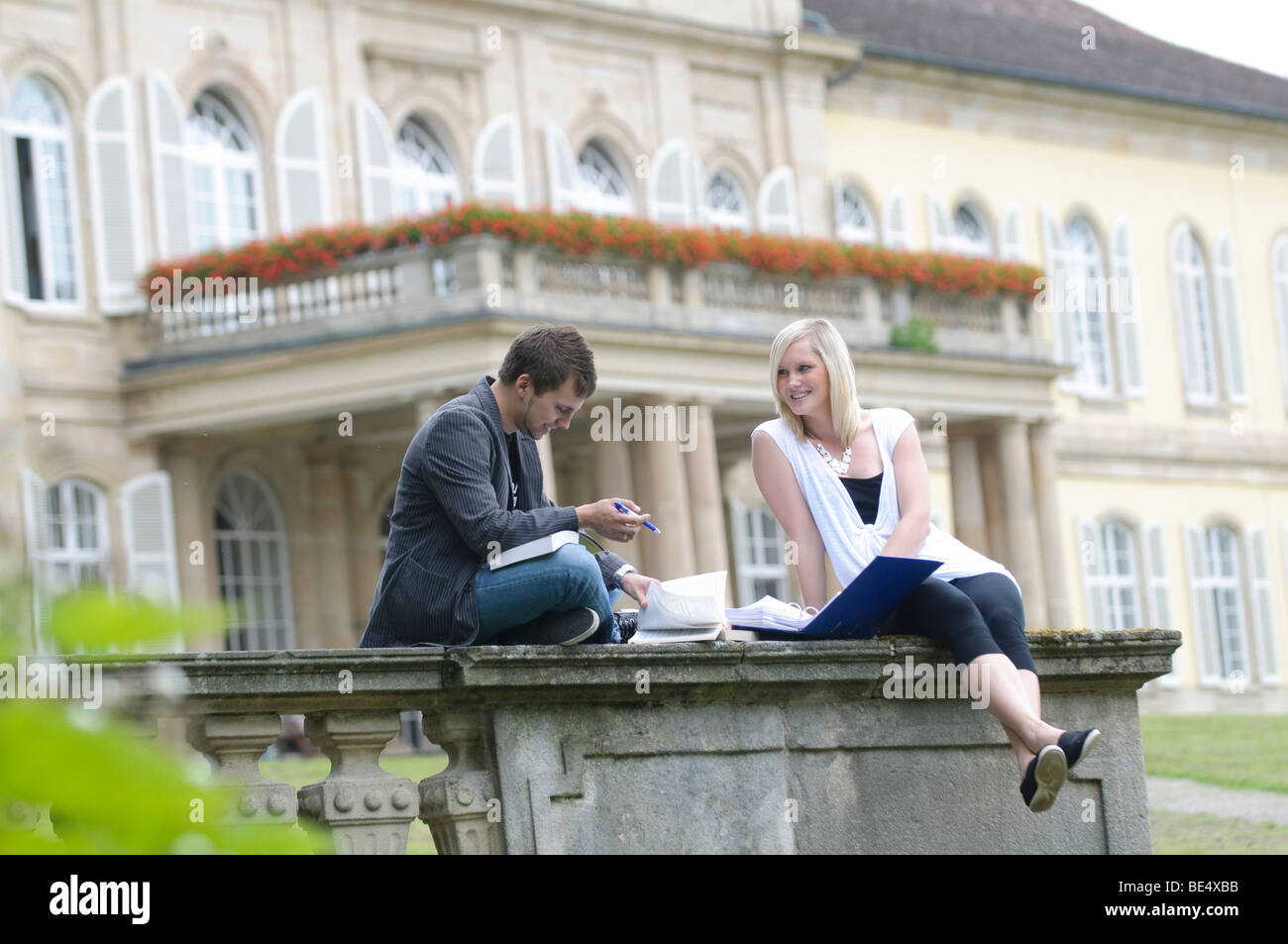 Studenten an der Universität Hohenheim, vor Schloss Hohenheim, Hohenheim, Baden-Württemberg, Deutschland, Europa Stockfoto