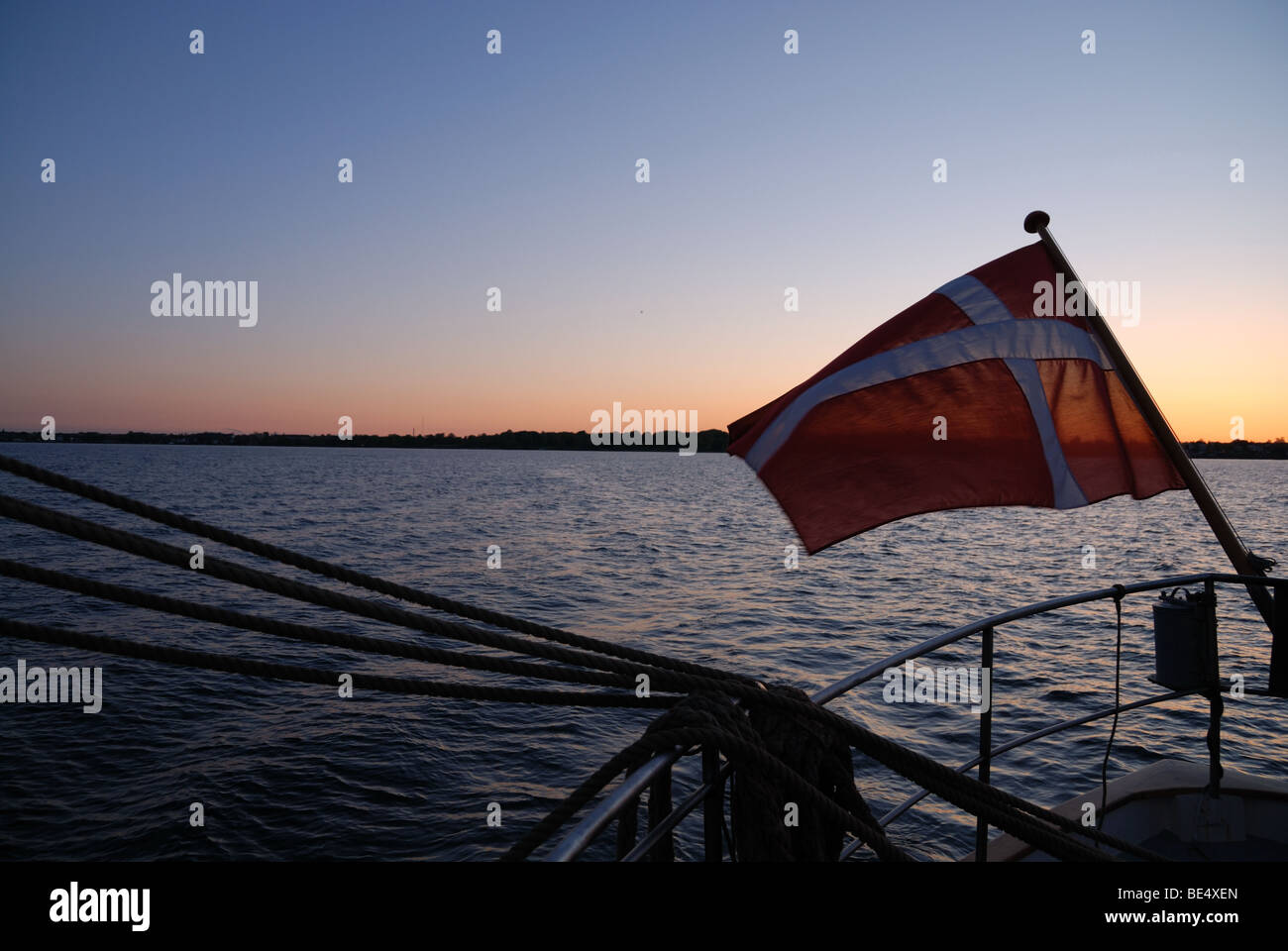 Dänische rote Flagge mit weißem Kreuz Stockfotografie Alamy
