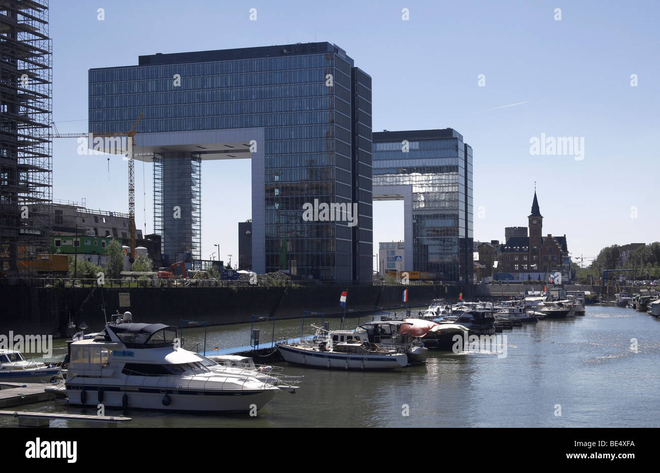 Kran-Häusern und alten Port Authority in der Rheinauhafen, Köln, Rheinland, Nordrhein-Westfalen, Deutschland, Europa Stockfoto