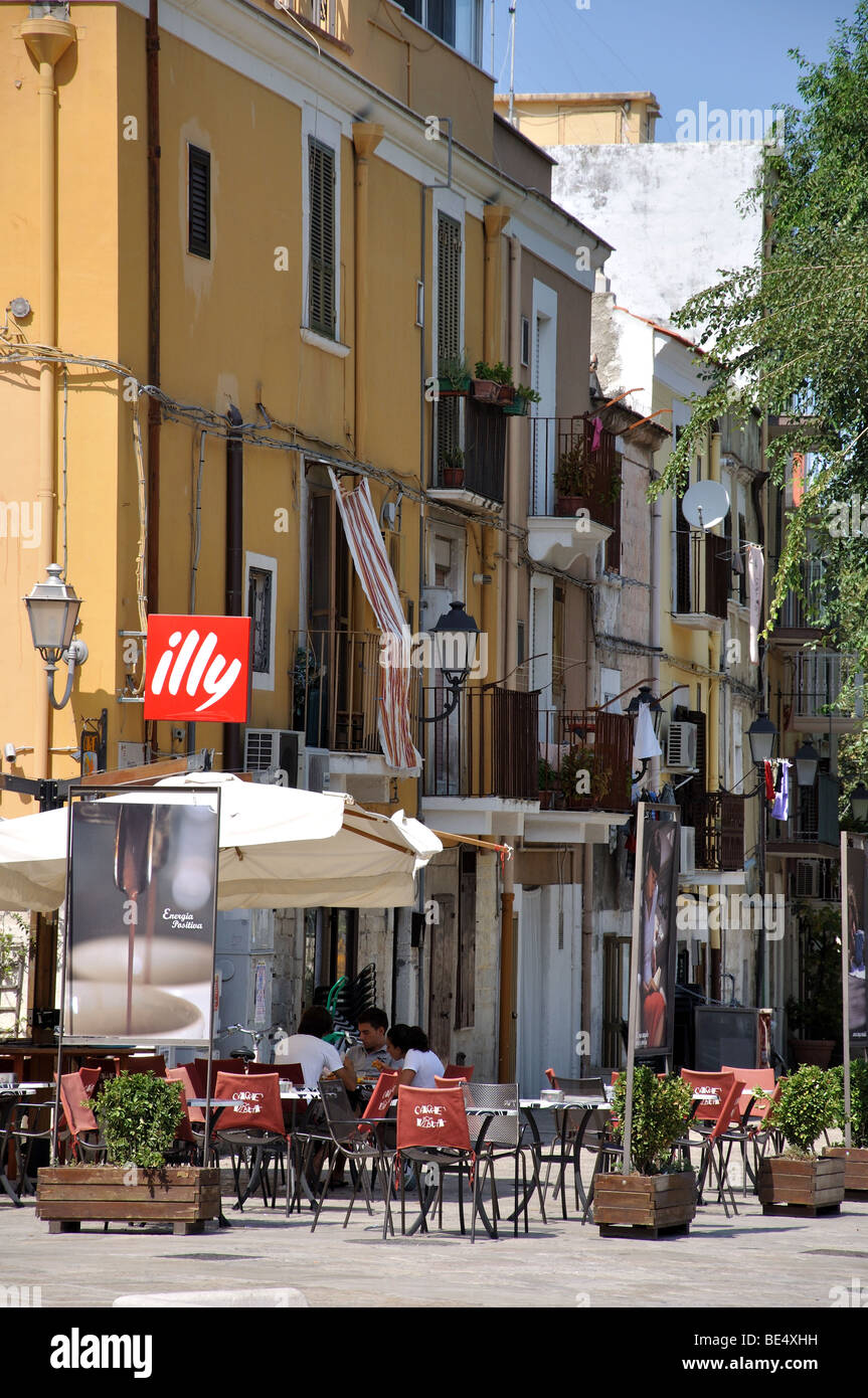Strassencafé, Piazza Castello, Barletta, Provinz Barletta-Andria-Trani, Apulien Region, Italien Stockfoto