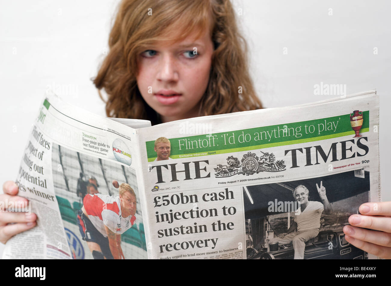 Teenager Lesen der Zeitung The Times. Stockfoto