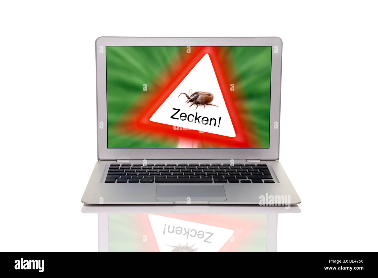 Laptop mit einem Tick-Warnschild Stockfoto