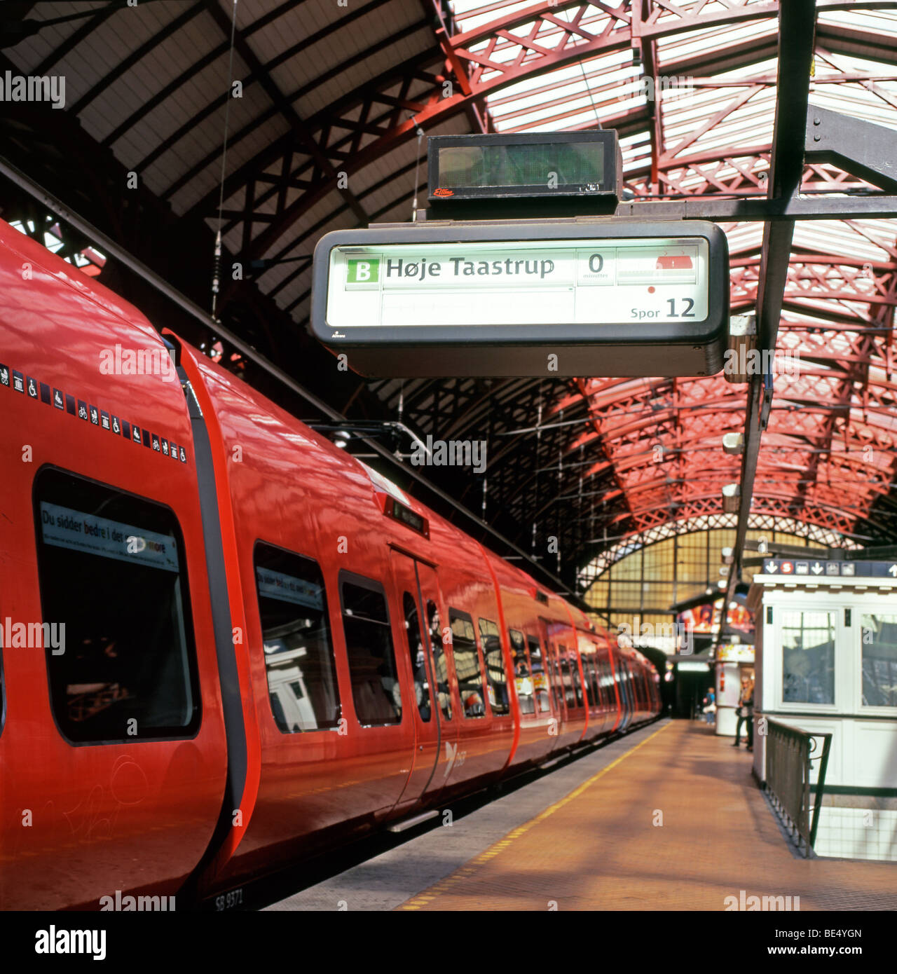 Ein roter Zug sitzen auf der Plattform am Hauptbahnhof, Kobenhavn H, Hovedbanegarden, Copenhagen Dänemark KATHY DEWITT Stockfoto