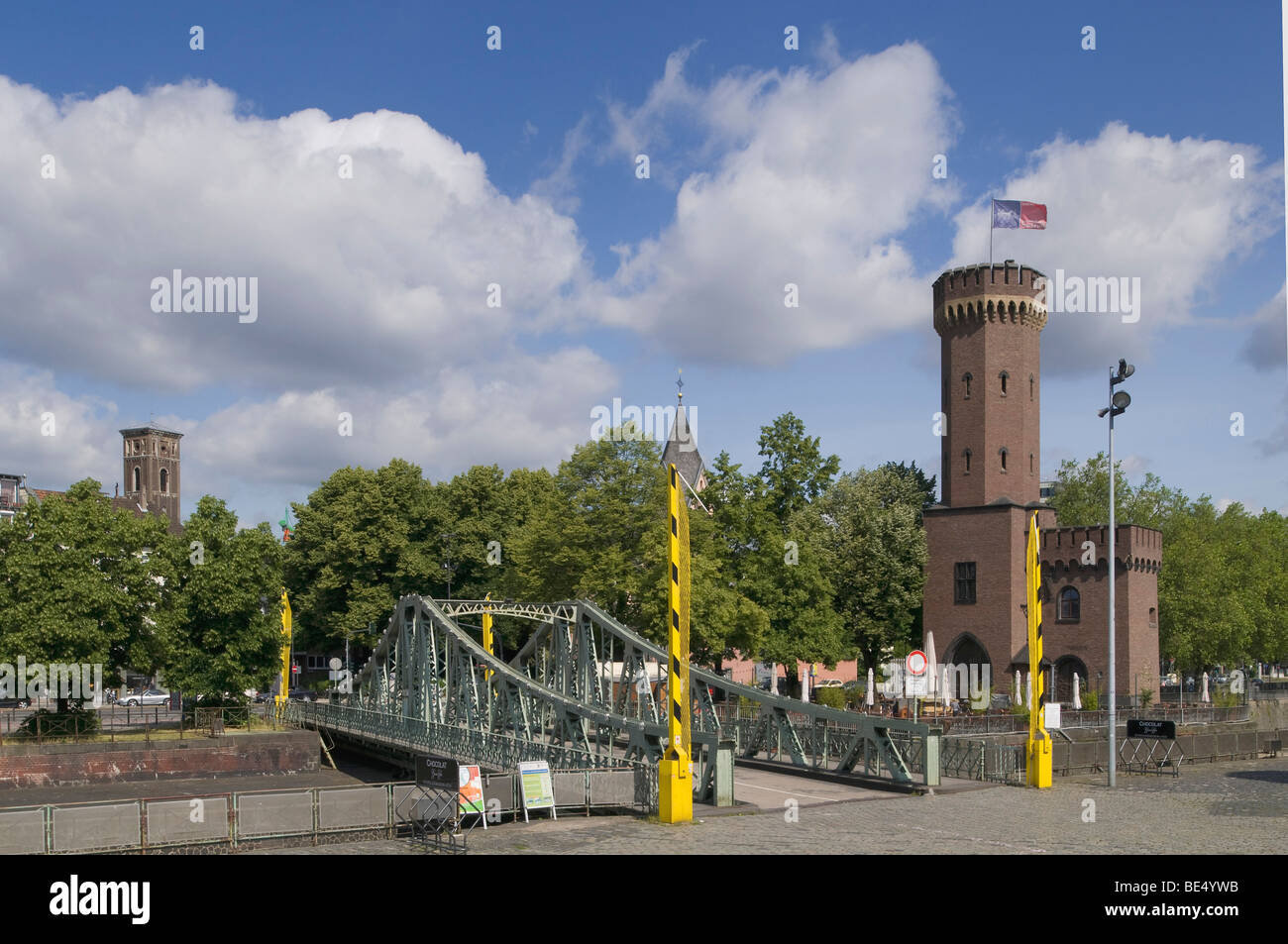 Malakoff Drehbrücke am Rheinauhafen vor Kölner Schokoladenmuseum, Stahl-Fachwerk-Fußgängerbrücke, Industriedenkmal, Stockfoto