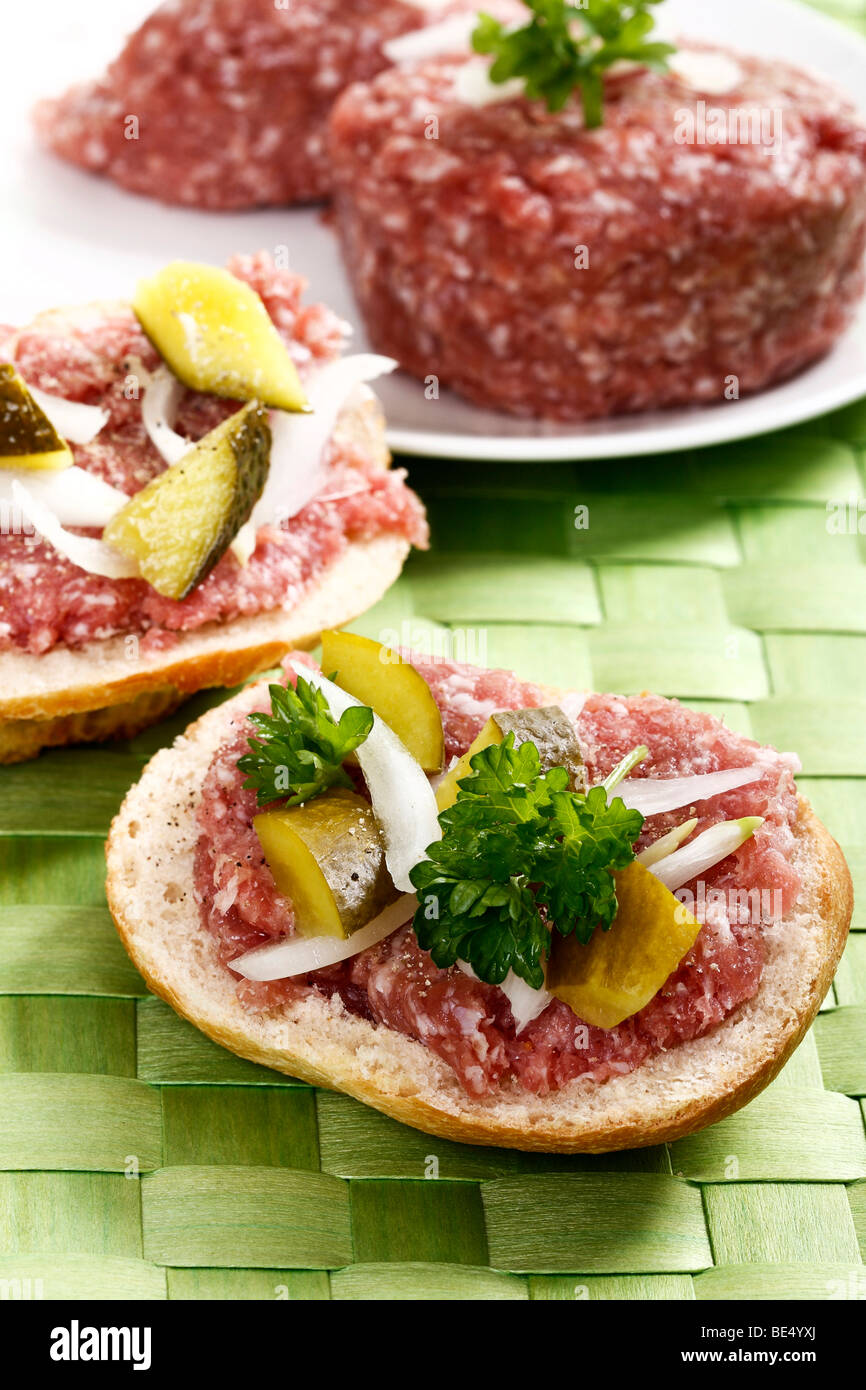 Brötchen mit Mett, Zwiebeln, Gurken und Petersilie Stockfotografie - Alamy