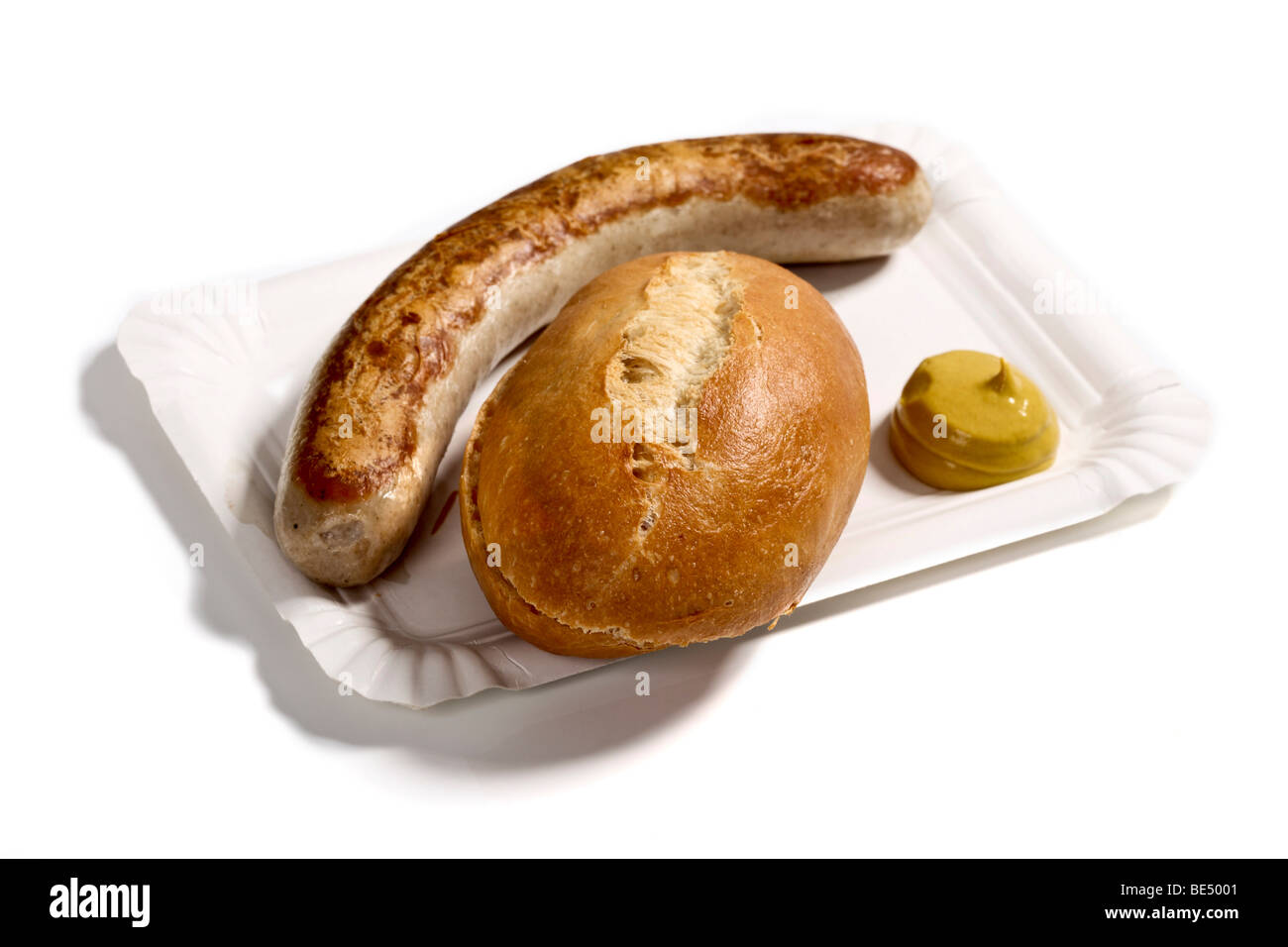 Bratwurst Wurst mit Brötchen und Senf auf einem Pappteller Stockfotografie Alamy