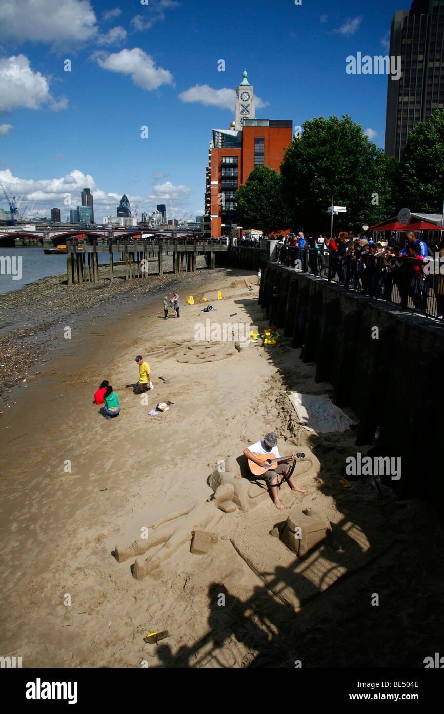 Sandskulpturen am Strand von Gabriels Wharf, South Bank, London, UK (erstellt von Sandalism) Stockfoto