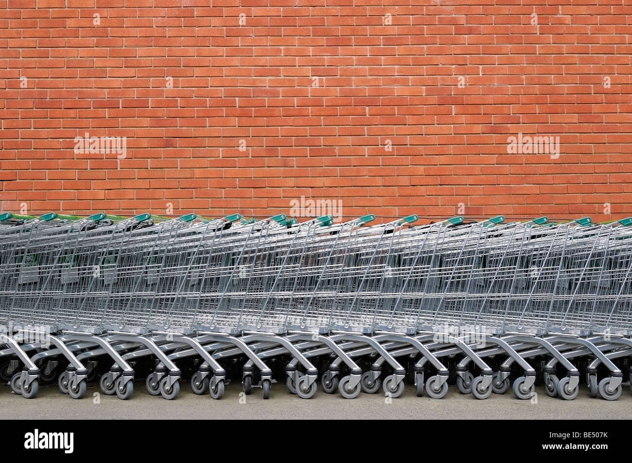 Einkaufswagen vor einem Supermarkt. Stockfoto