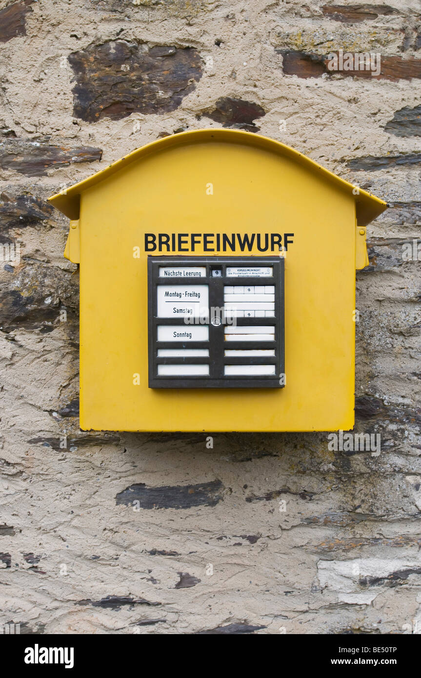 Alte gelbe Metall Briefkasten Wandmontage Bruchsteinen Stockfotografie -  Alamy
