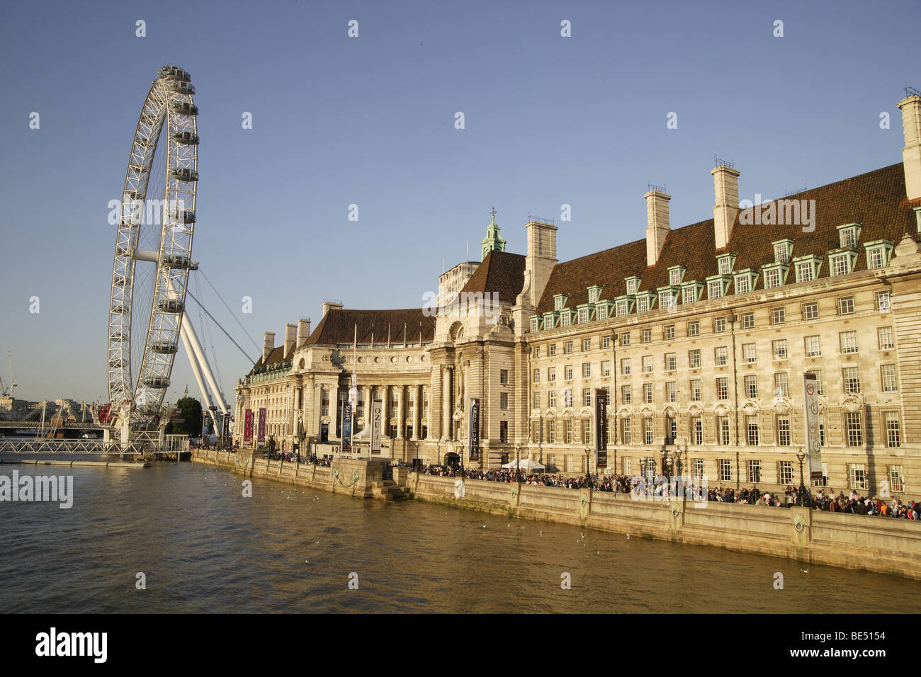 London Eye Riesenrad touristische Attraktion, vor blauem Himmel auf der South Bank gegenüber dem Parlamentsgebäude Ingenieursleistung. Stockfoto
