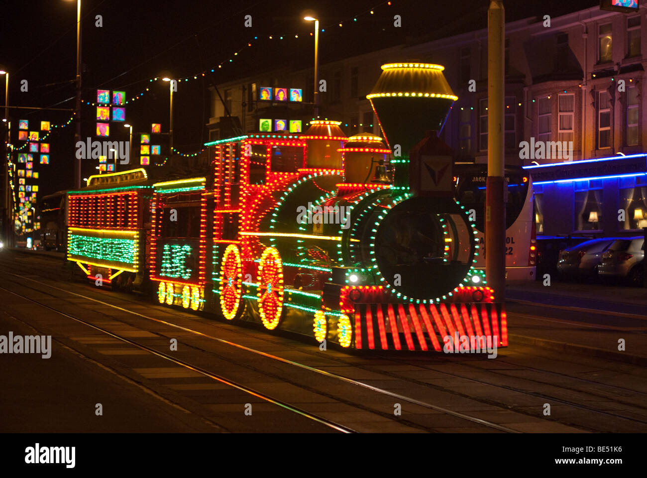 Blackpool, UK: Beleuchtete Blackpool Straßenbahn auf der Promenade während der jährlichen Illuminationen Stockfoto