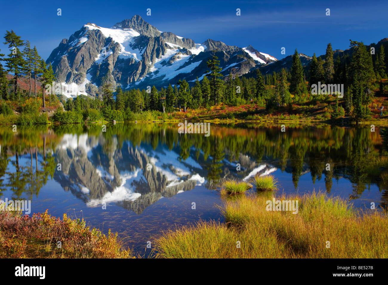 Mount Shuksan in Washington State North Cascades National Park reflektiert im Bild-See Stockfoto