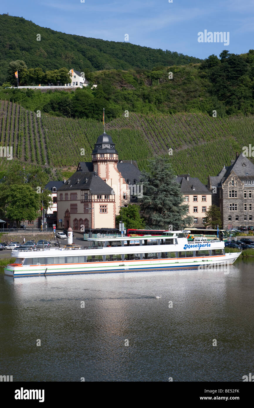 Ein Ausflugsschiff an der Mosel vorbei Bernkastel-Kues, Mosel River, Rheinland-Pfalz, Deutschland, Europa Stockfoto