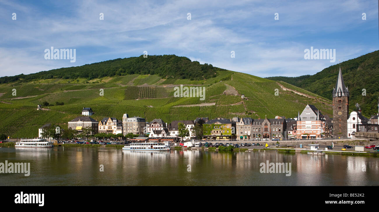Blick auf Bernkastel-Kues, Mosel River, Rheinland-Pfalz, Deutschland, Europa Stockfoto