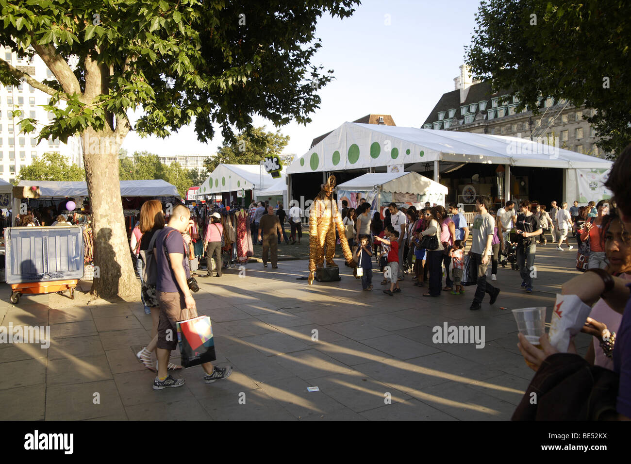 Thames Festival am Southbank, Zelte Attraktionen Straßenunterhaltung, Familientag in Londons Sommer Stockfoto