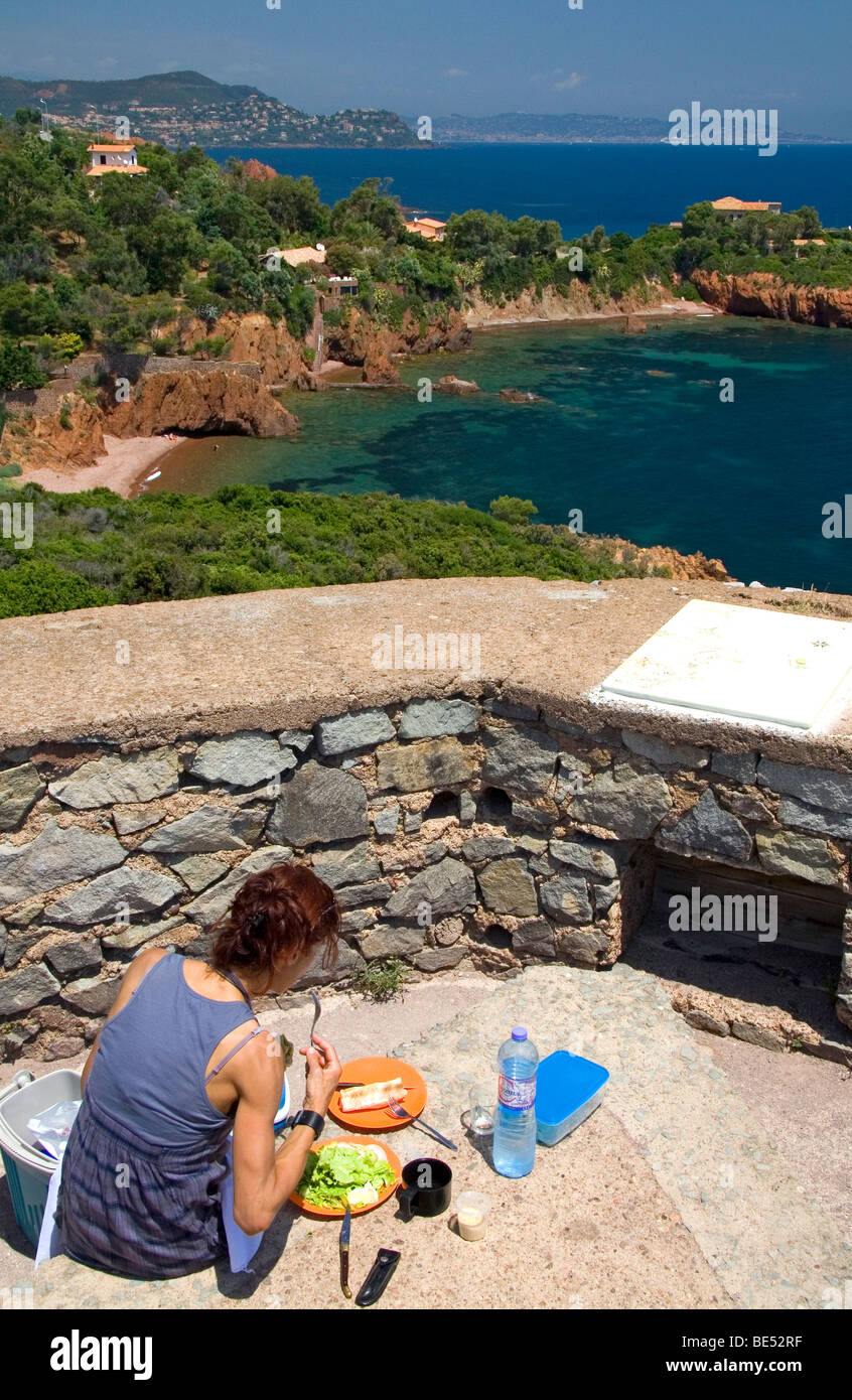 Frau, die ein Picknick mit Blick auf das Mittelmeer in der Nähe von Frejus in Südfrankreich. Stockfoto