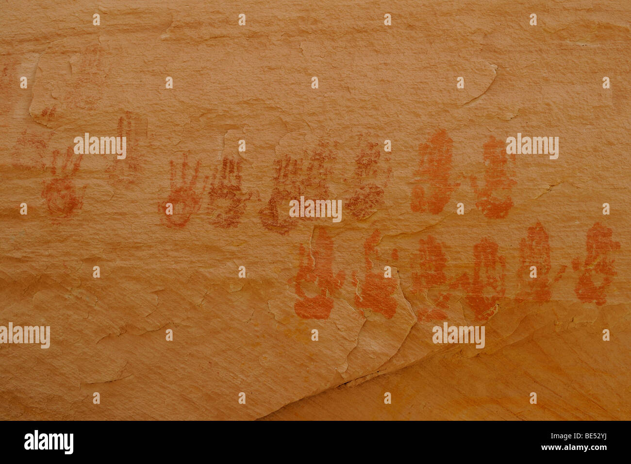 Piktogramme, druckt Hand 9 Anasazi-Indianer, etwa 900 Jahre alt, Cold Springs Höhle in der Nähe von Bluff, Utah, USA Stockfoto