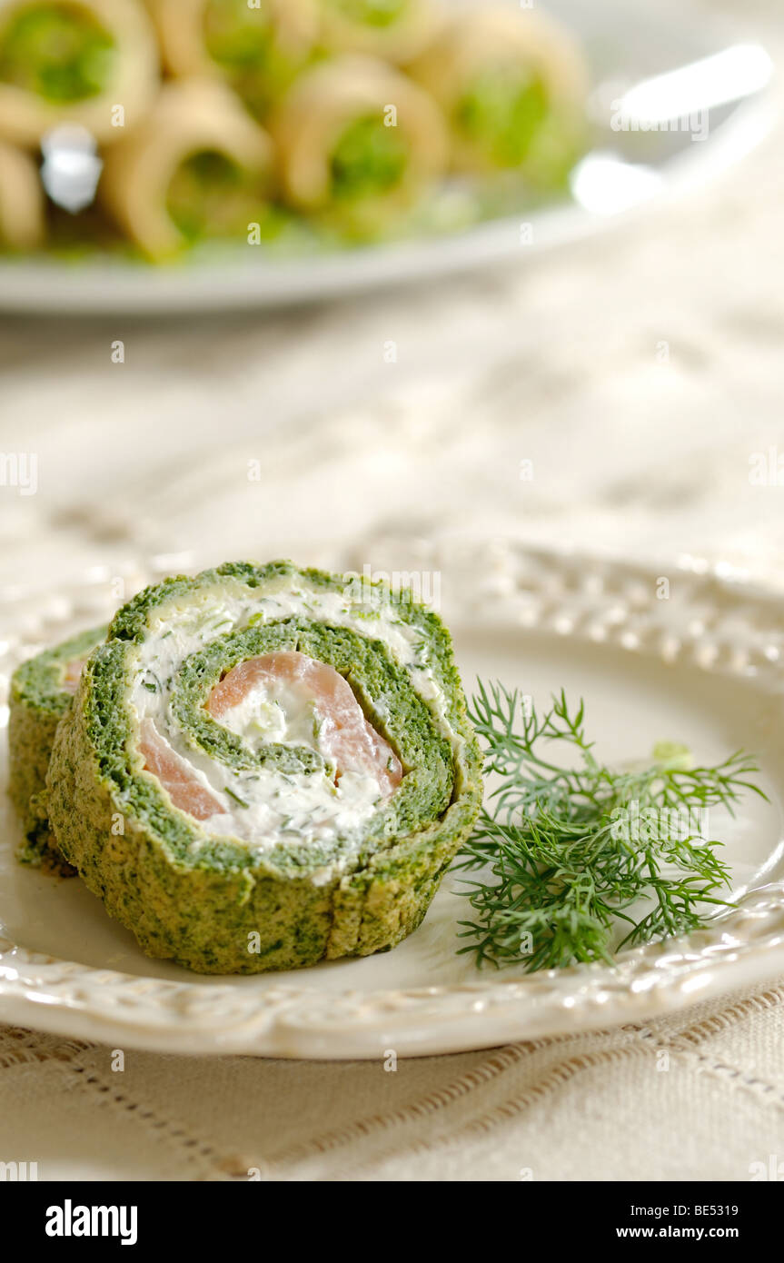 Spinat Brötchen mit Käse und Räucherlachs Stockfotografie - Alamy