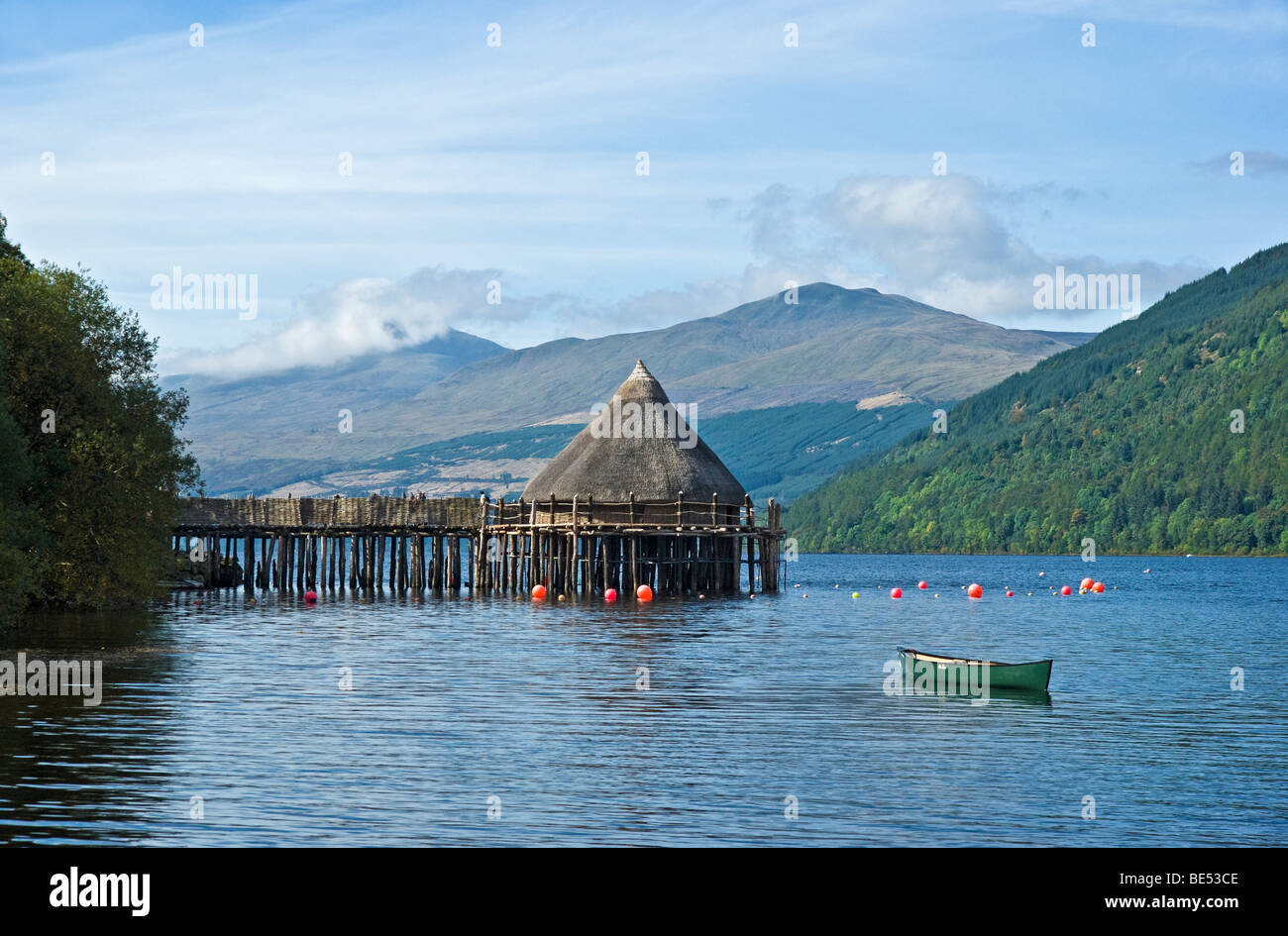 Die schottischen Crannog Centre am Loch Tay in der Nähe von Kenmore Schottland vom östlichen Ufer des Sees mit Ben Lawers Ferne gesehen Stockfoto