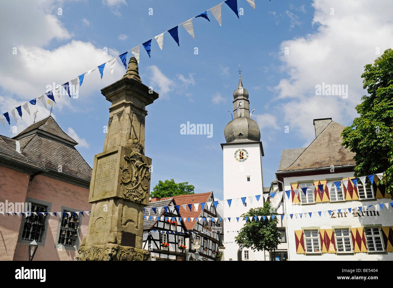 Maximilianbrunnen Brunnen, Glockenturm, Stadt-Kapelle von St. George, Restaurant Zur Krim, alten Marktplatz, Fachwerkhäuser, Stockfoto