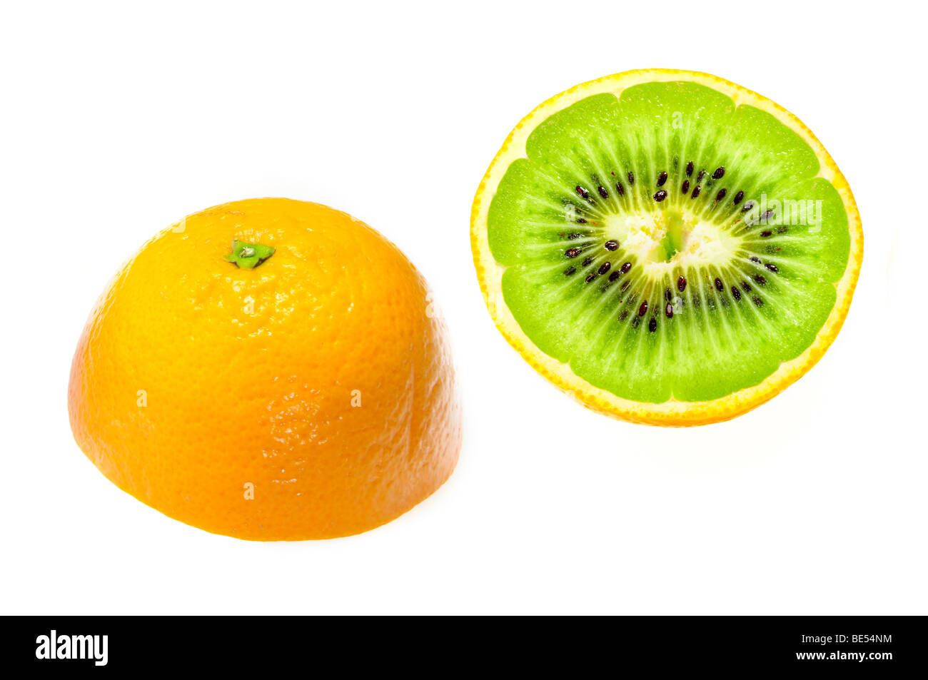 Orange gefüllt mit einem Kiwi, symbolisches Bild für Gentechnik Stockfoto