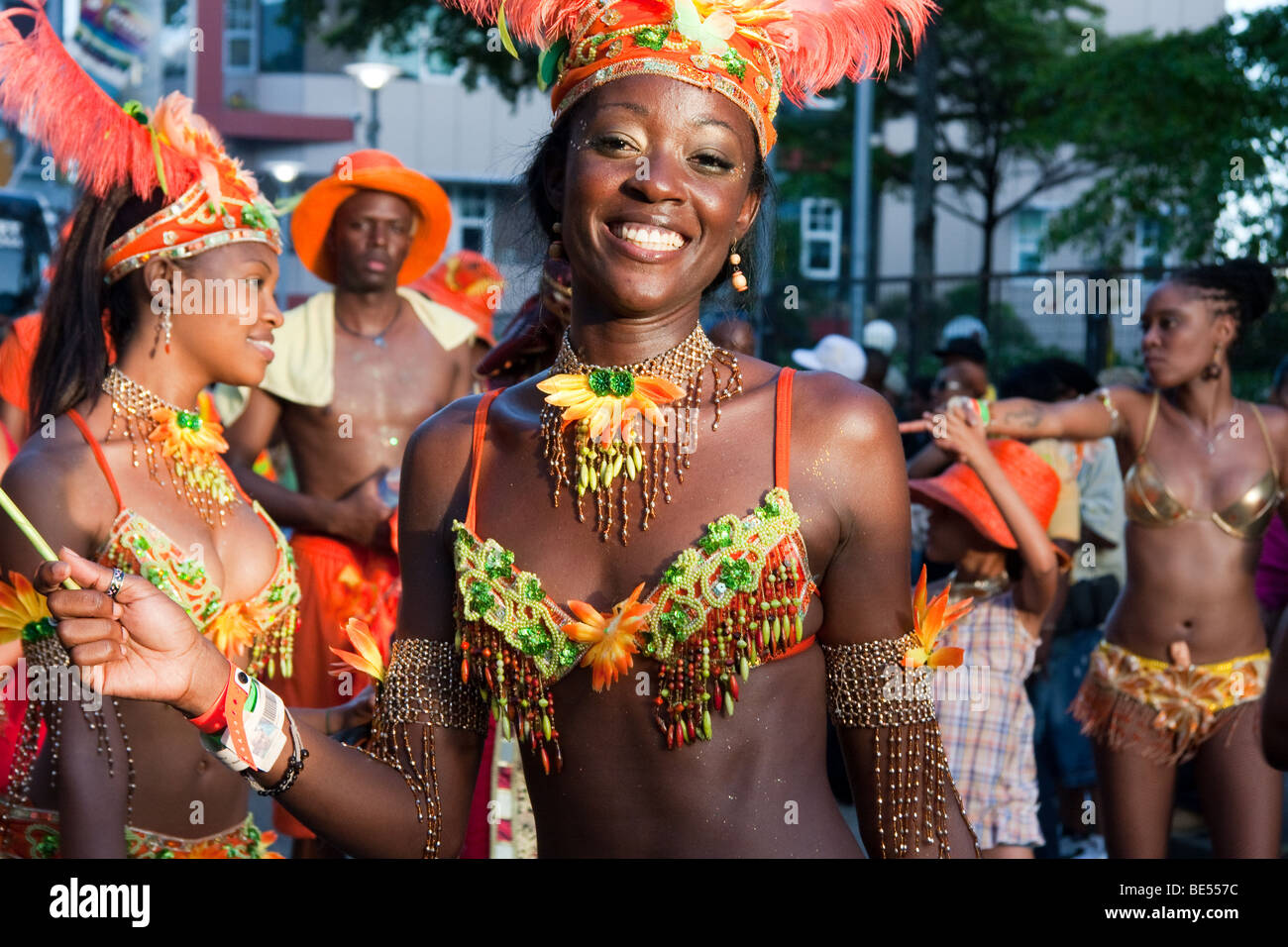 Menschen tanzen, gekleidet für den Karneval in Trinidad Tobago Stockfoto