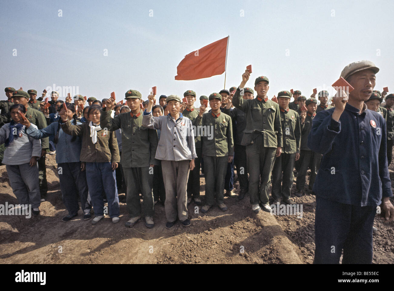 Studenten, die während der Kulturrevolution China 1971 an die Landschaft Welle ihre "Little Red Books" gesendet Stockfoto