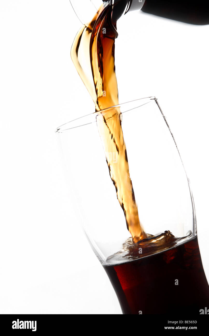 Cola in ein Glas gegossen wird Stockfoto