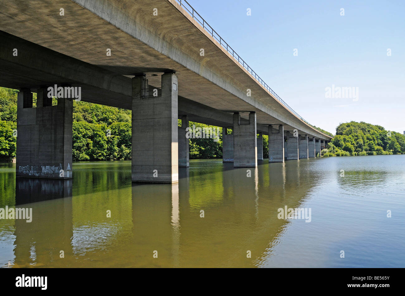 Brücke Piers, Beton, Autobahnbrücke, Seilersee See, Callerbachtalsperre Stausee, Stausee, Iserlohn, Sauerland-Bereich, Stockfoto