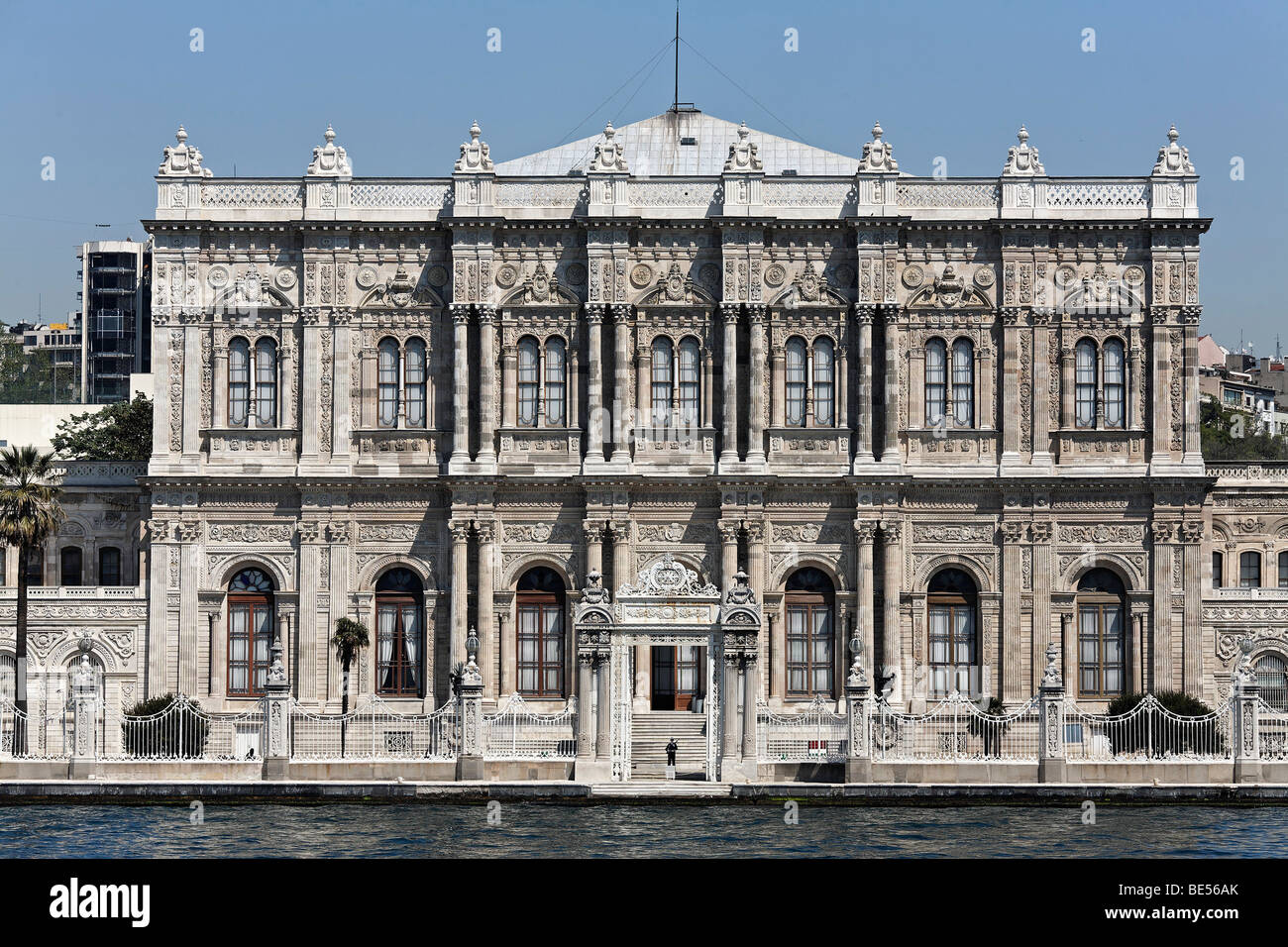 Dolmabahçe-Palast, Palast des Sultans aus dem 19. Jahrhundert, Bosporus Front, Besiktas, Istanbul, Türkei Stockfoto