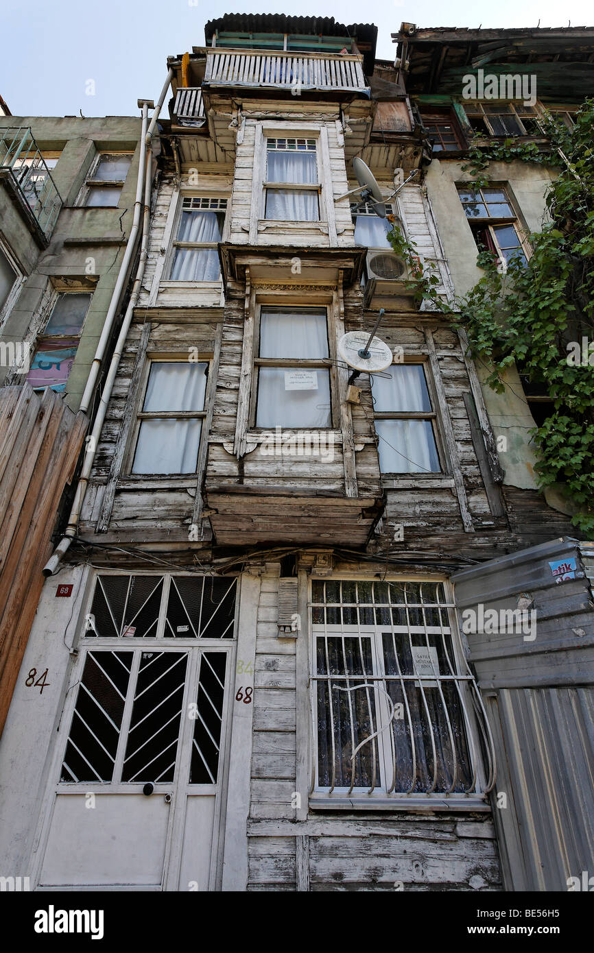 Heruntergekommen, osmanischen Holzhaus, alte, jüdische Viertel Balat, Istanbul, Türkei Stockfoto
