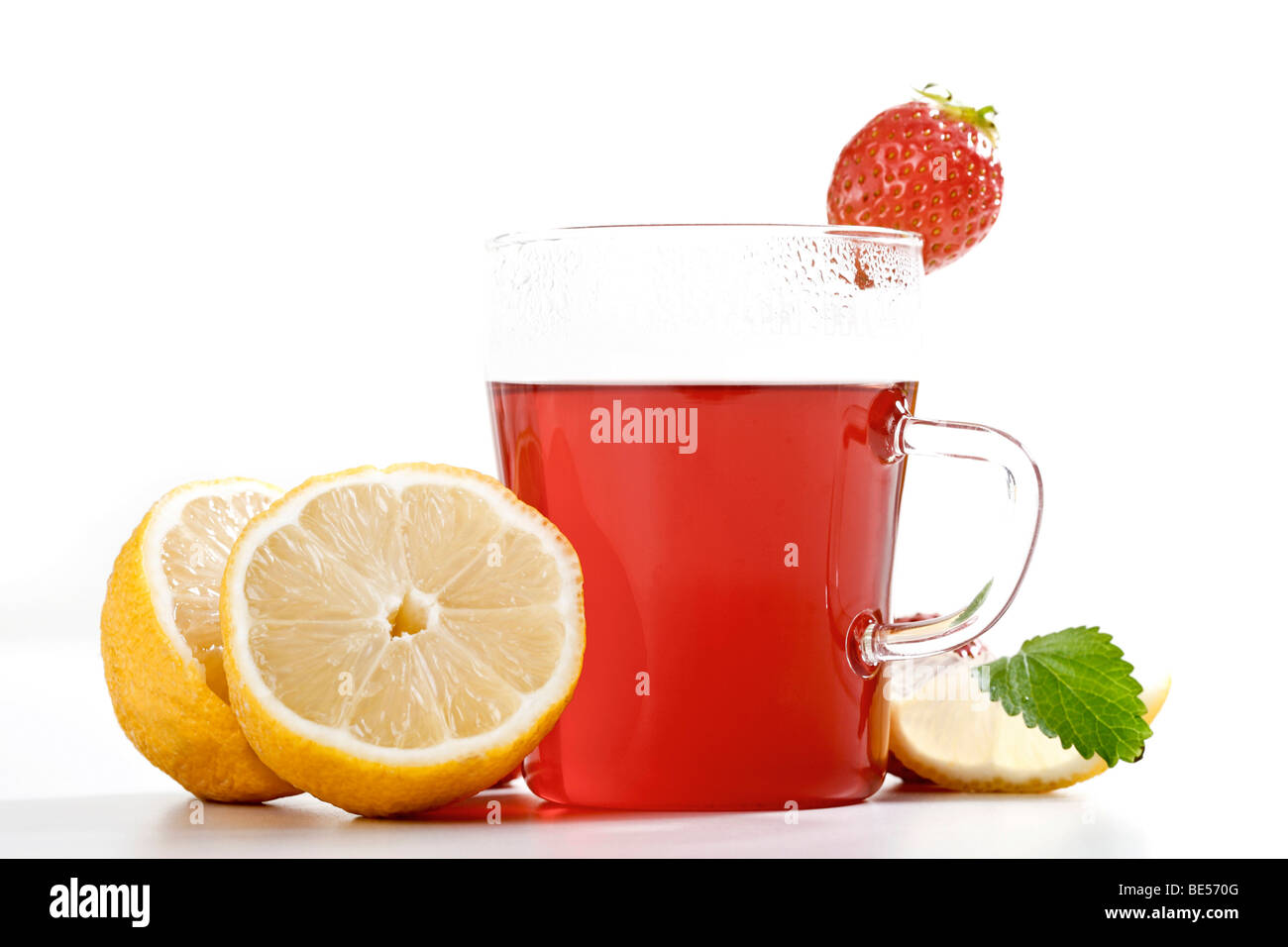 Glas Früchtetee mit Zitrone und Erdbeeren Stockfoto