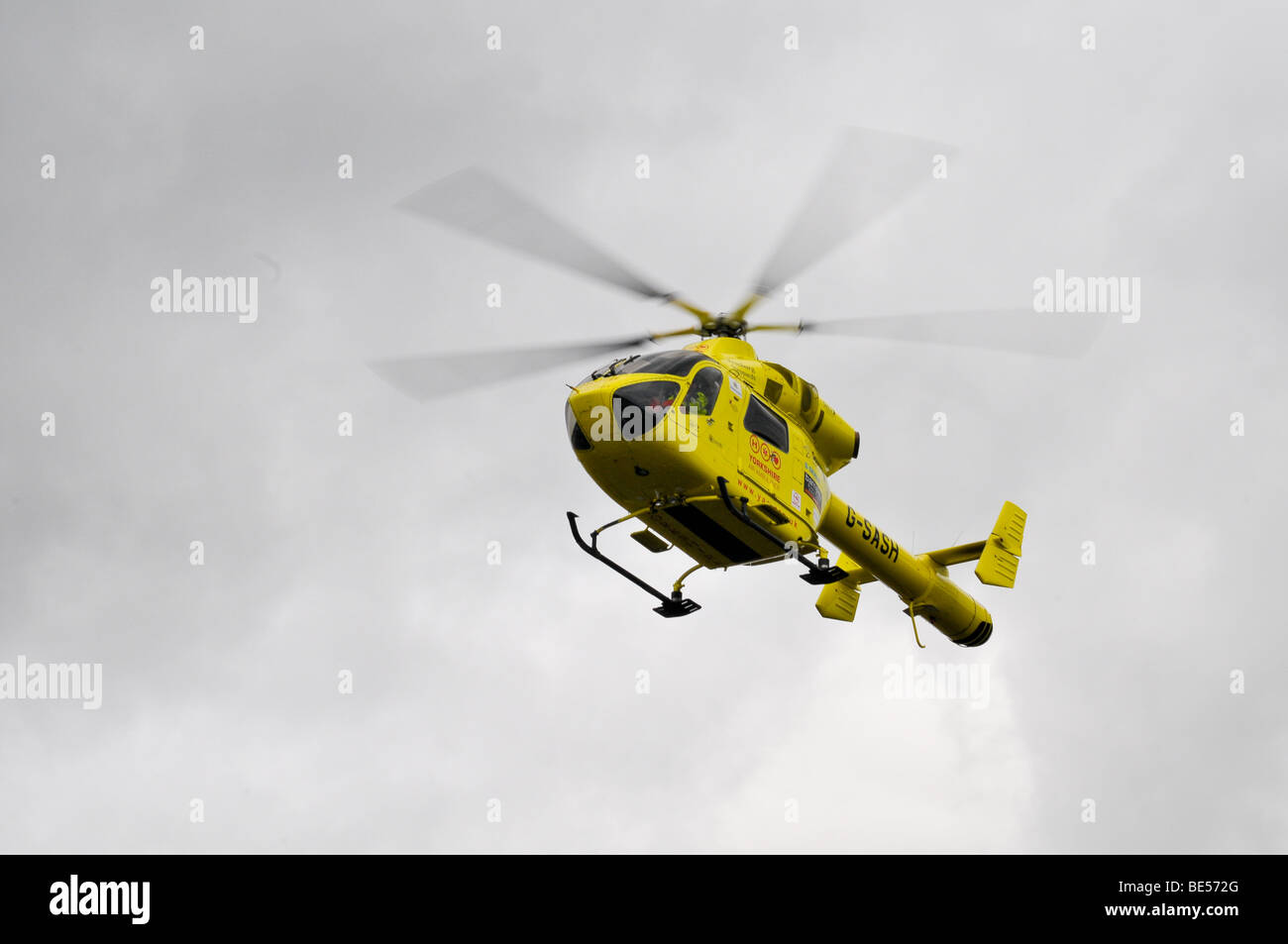 Ein Foto der Yorkshire Air Ambulance kommen, um an den Unfallort landen Stockfoto