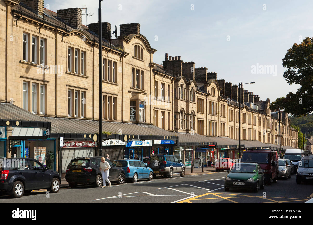 Großbritannien, England, Yorkshire, Keighley, Cavendish Straße, langen Terrasse des viktorianischen gewerblich genutzten Gebäuden mit Baldachin Stockfoto